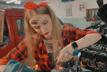 У вас пиздатый автосервис, это да! Кончаю внутрь, прямо в тебя