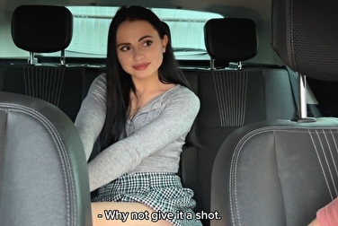 Трусики сняла и ждёт 😏 Оплата киской за проезд пройдёт?